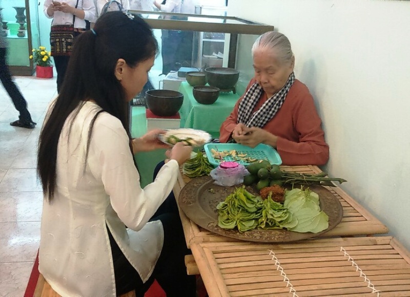 anh-hiem-ve-bo-dung-cu-an-trau-cua-nguoi-viet.jpg