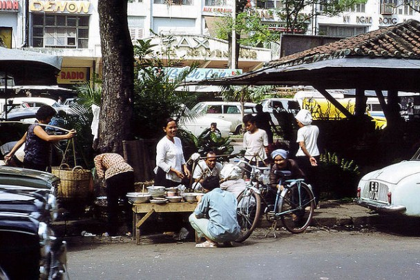 Bán-cơm-trưa-kiosque-trên-Đại-Lộ-Nguyễn-Huệ-1966.jpg.png
