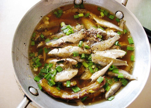 ca-linh-non-mon-an-ngon-mua-nuoc-noi-mien-tay-1455093296-56baf6307982f[1].jpg
