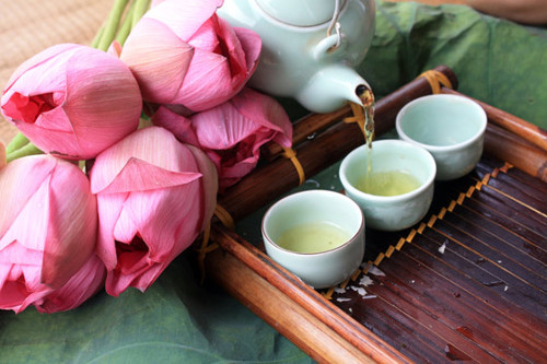 cach-uop-va-pha-tra-sen-ngon-dung-kieu-tay-ho-hinh-7.jpg