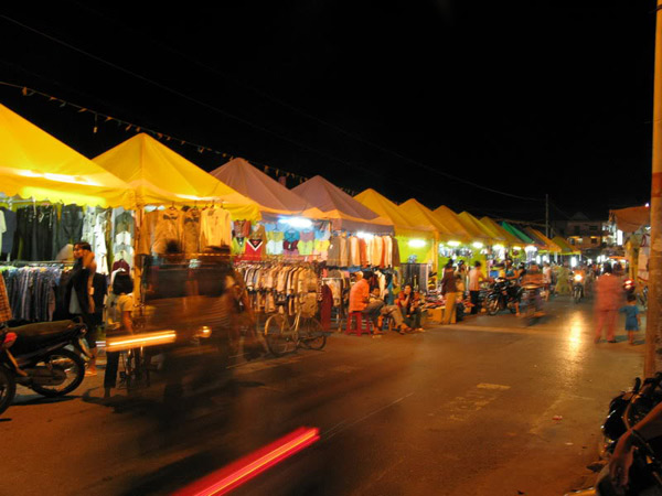 Colorful-Night-Markets-Vietnam-1[1].jpg