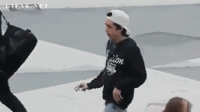 i2funcomAwkawardKissesgif006.gif