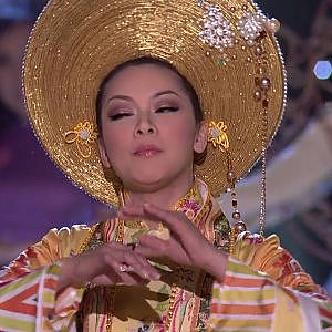 16 Nữ Ca Sĩ Thúy Nga Trình Diễn Áo Dài 3 Miền in PBN 109 30th Anniversary. - YouTube
