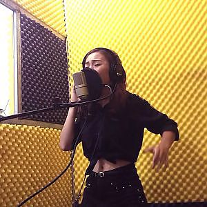 giả vờ thương em được không - Mai Hằng - YouTube